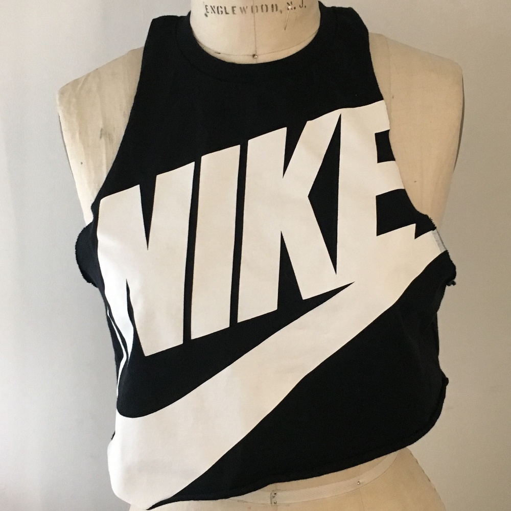 Cropped Nike T-Shirt SZ Sml